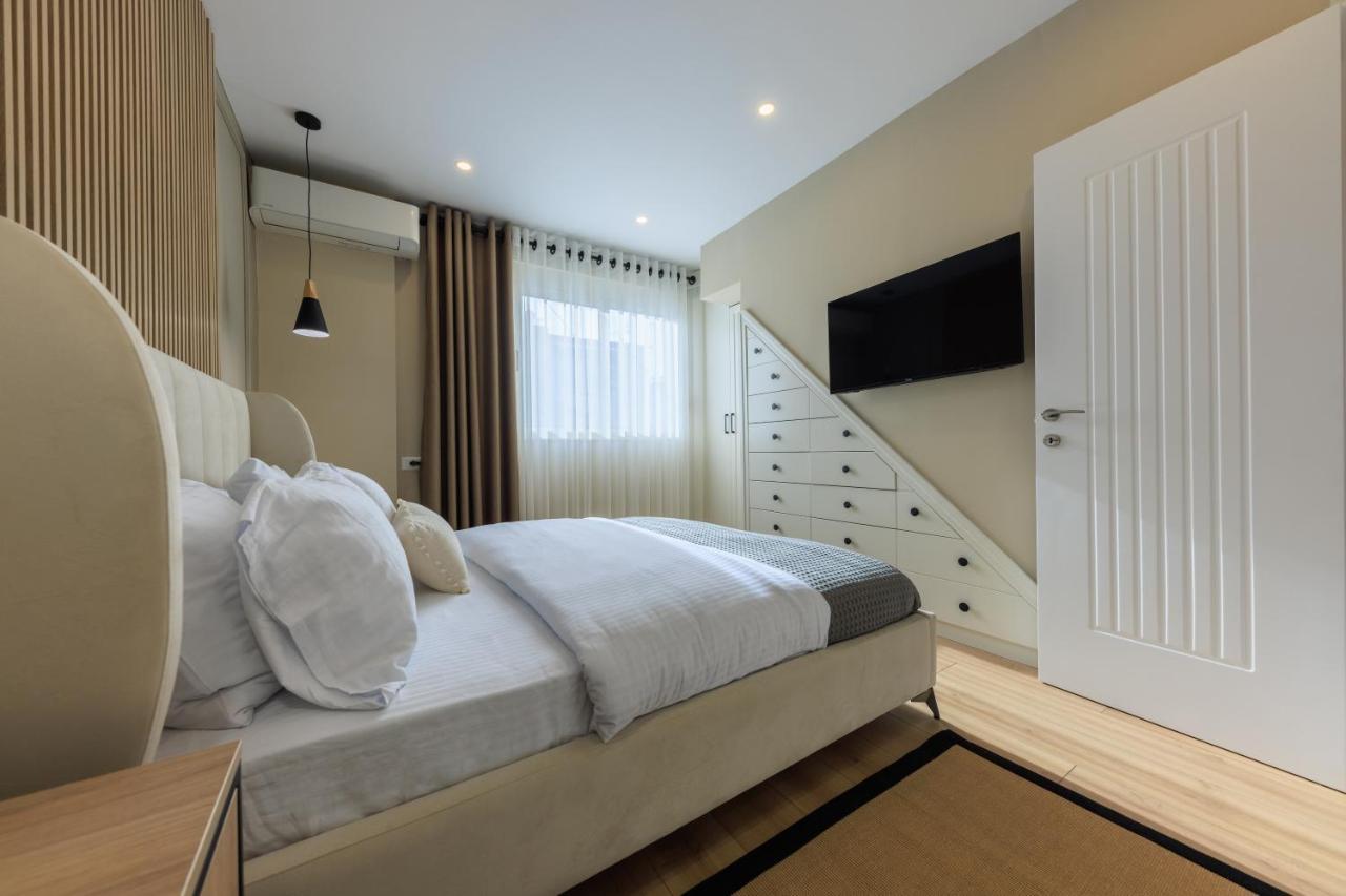 One-Bedroom Rooftop Skyline Central Hidden Gem In Tirana Exterior photo